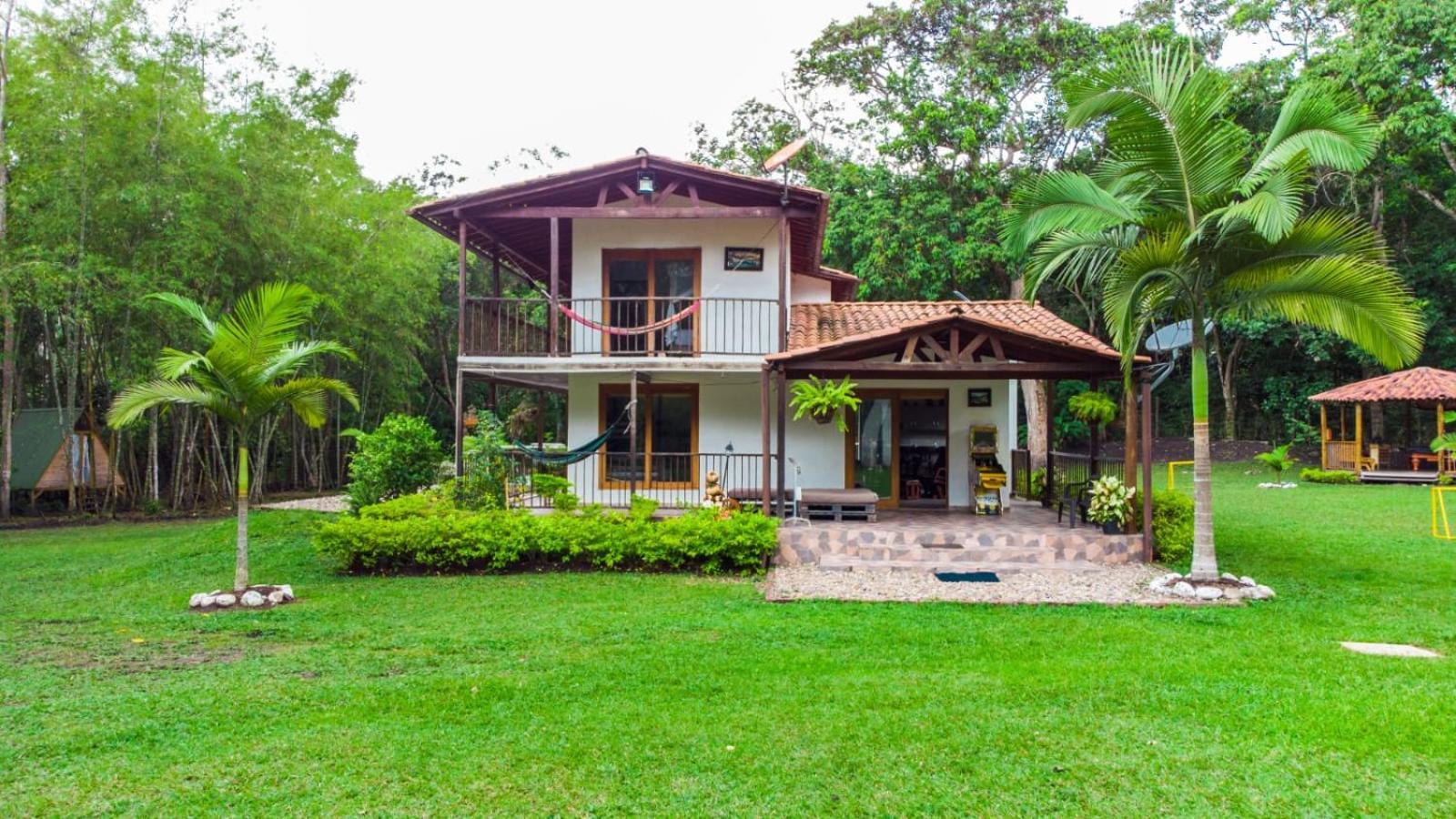 Hermosa Casaquinta Con Piscina Privada.