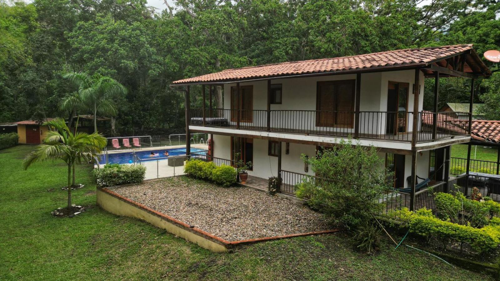 Hermosa Casaquinta Con Piscina Privada. Villa *